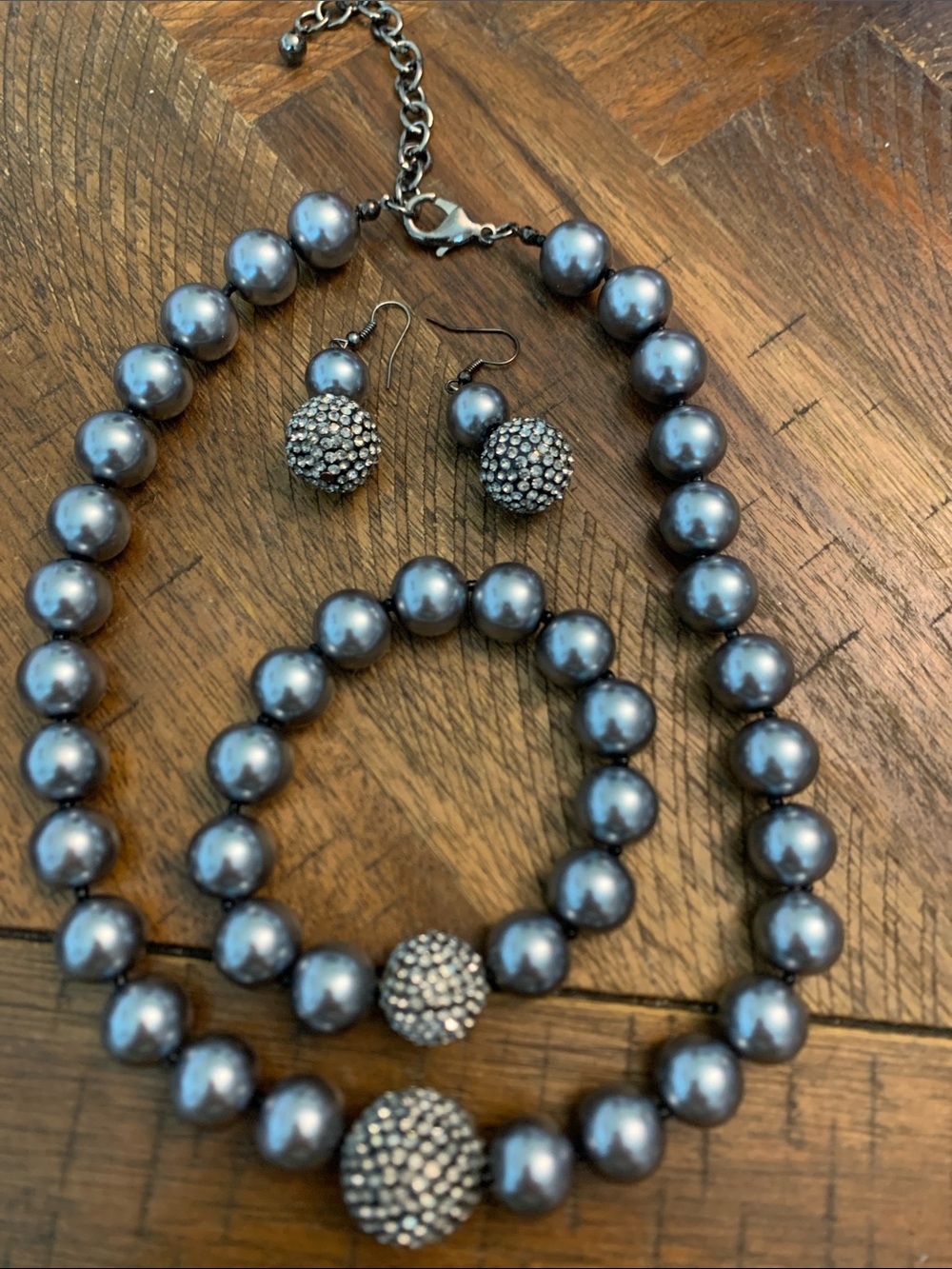 NWOT Elegant Gray Pearl Necklace, Bracelet & Earring Set